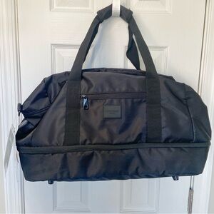 DUCHAMP LONDON Black Top Handle Expandable
Duffel Bag with Strap + USB NEW